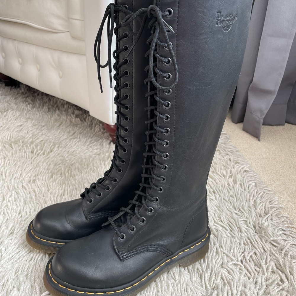 1B60 knee high 20 Hole Dr Martens boots!